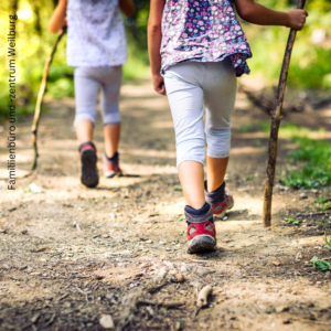 Kinder im Wald
